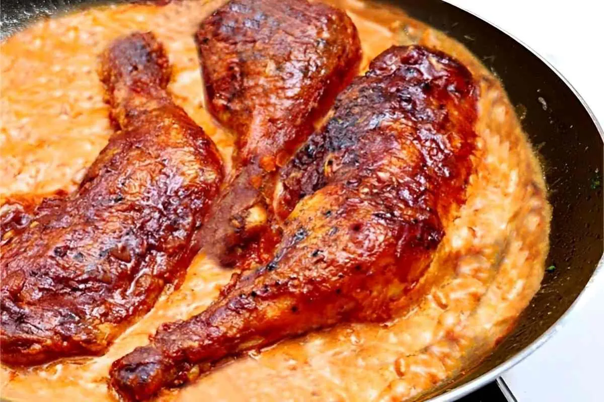 Sobrecoxa de frango assada com molho deliciosa e perfeita pa
