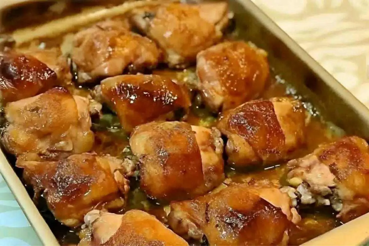 Sobrecoxa de frango assada com tempero da roça que fica sucu