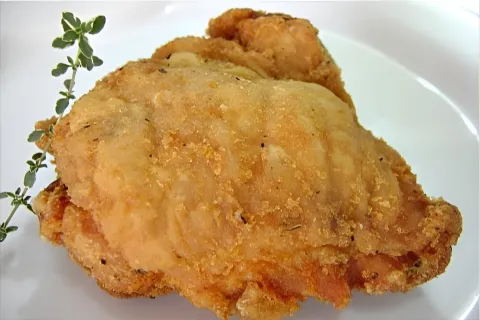 Sobrecoxa de frango frita e crocante deliciosa para o almoço