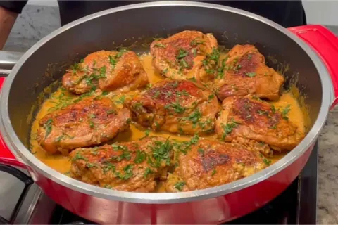 Sobrecoxa na mostarda: aprenda a fazer esse frango suculento