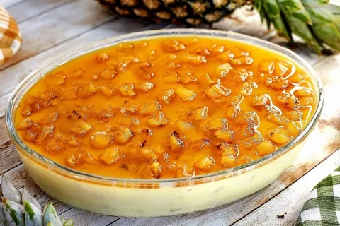 Sobremesa cremosa de abacaxi geladinha que derrete na boca, 