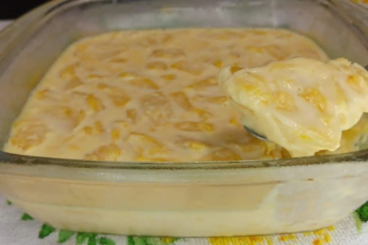 Sobremesa cremosa de abacaxi, um doce refrescante feito com