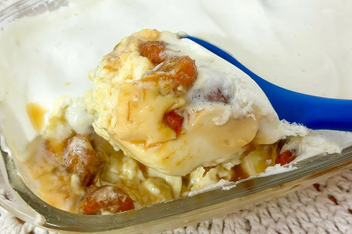 Sobremesa cremosa de banana com espuma de leite ninho, que é