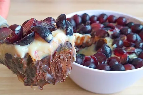 Sobremesa da felicidade com uvas e um creme divino, que vai 