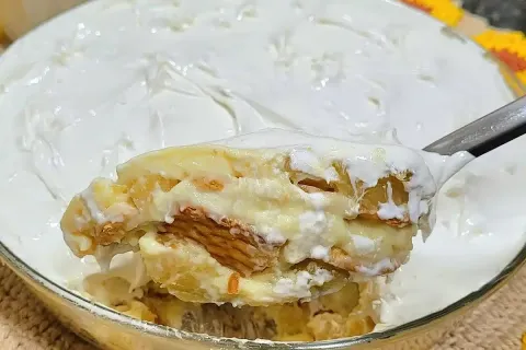 Sobremesa de abacaxi bem cremosa, geladinha e refrescante, u