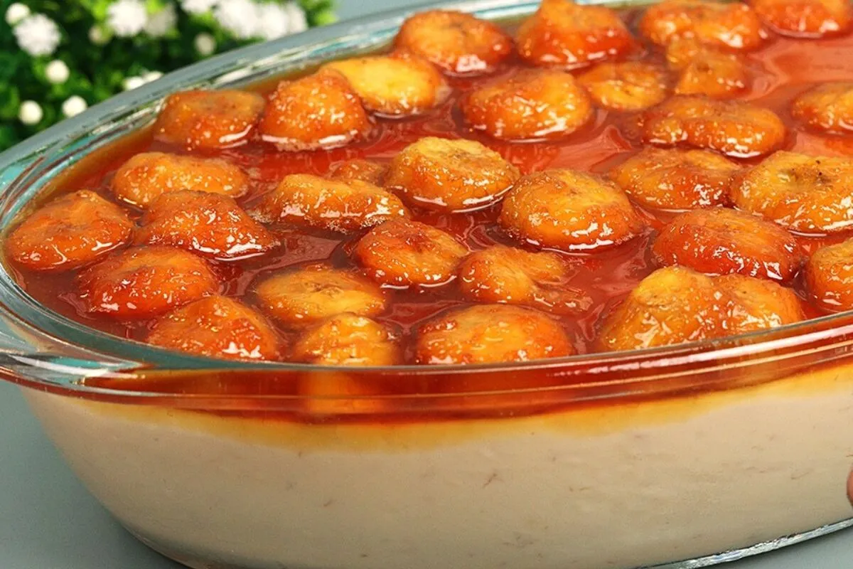 Sobremesa de banana deliciosa e muito cremosa na travessa, p