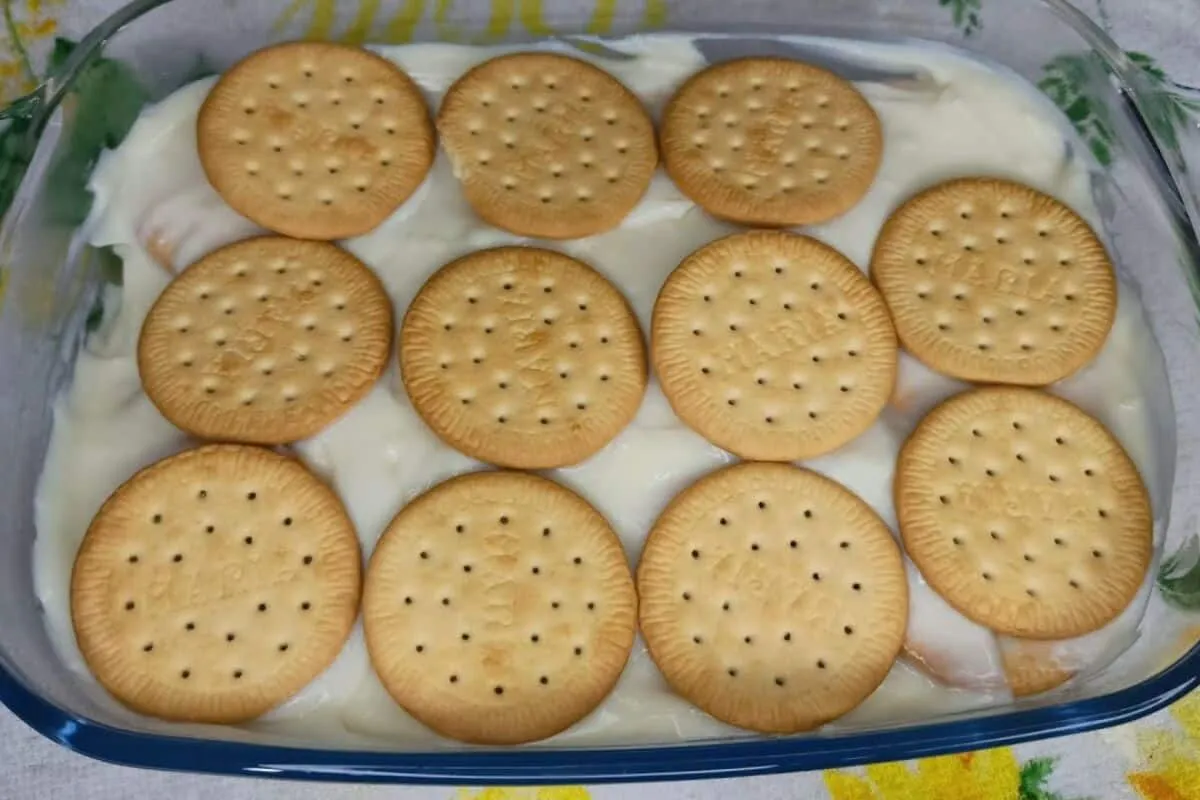 Sobremesa de bolacha Maria estilo torta doce fácil e rápida,