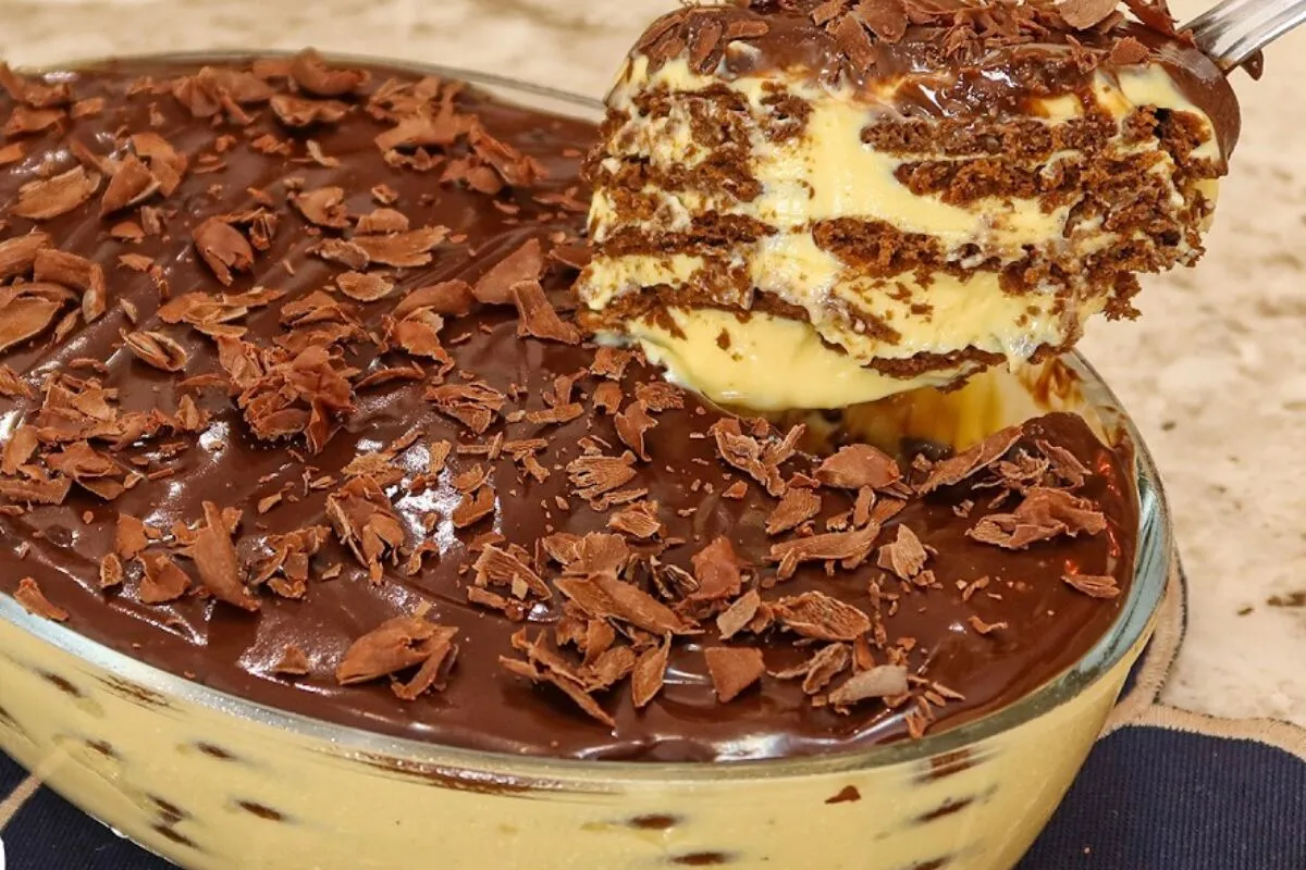 Sobremesa de chocolate com maracujá montada na travessa com