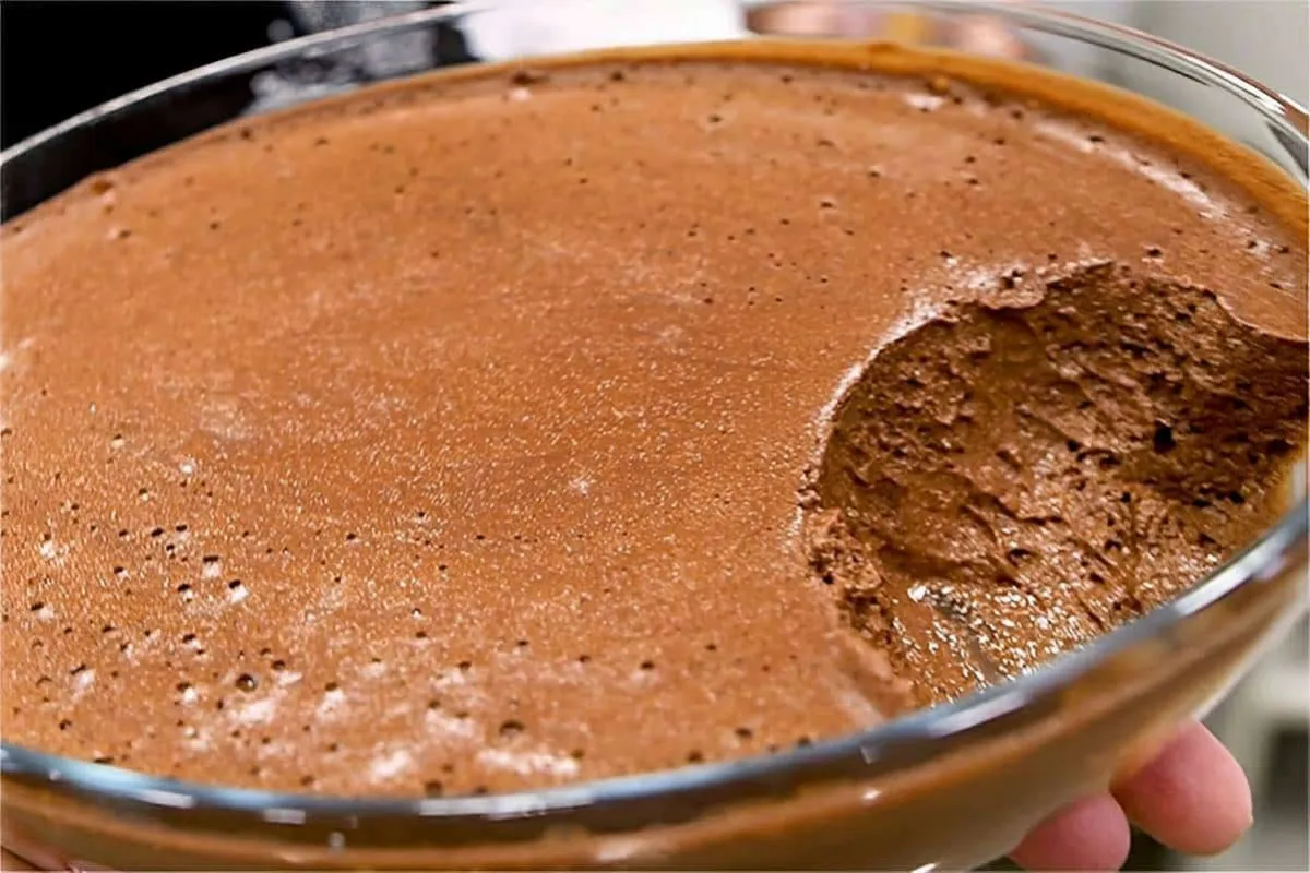 Sobremesa de chocolate que derrete na boca feita com apenas