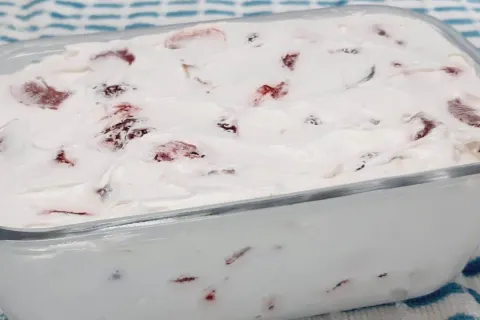 Sobremesa de frutas natural e sem creme de leite, gostosa e 