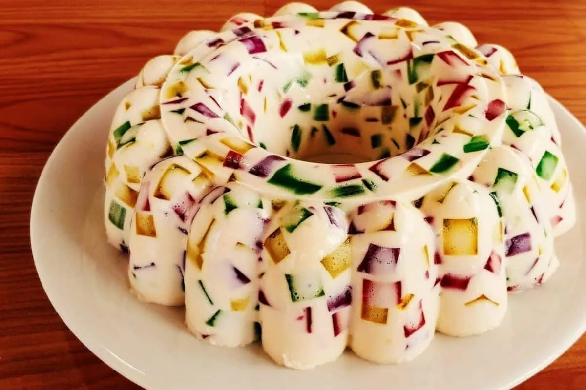 Sobremesa de gelatina colorida tipo mosaico bem refrescante