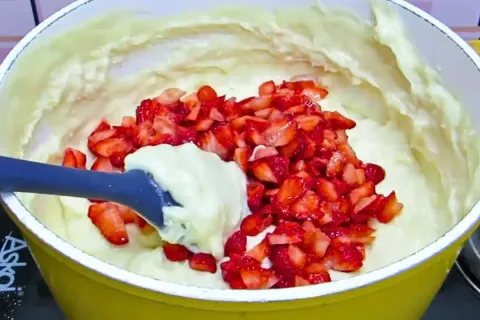 Sobremesa de leite Ninho com morango super fácil e cremosa, 