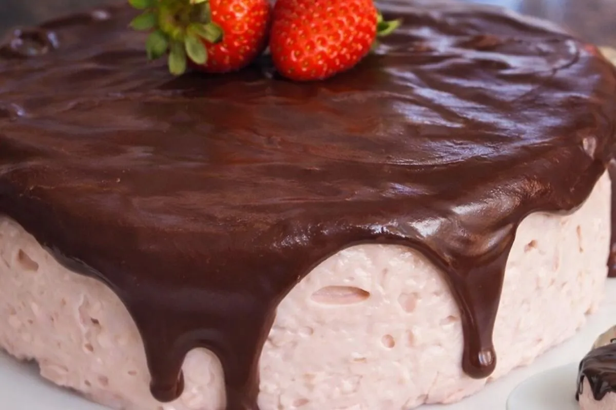 Sobremesa de morango tipo mousse de corte, que fica com uma