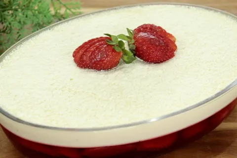 Sobremesa de ninho com morango, que é rápida e econômica, al