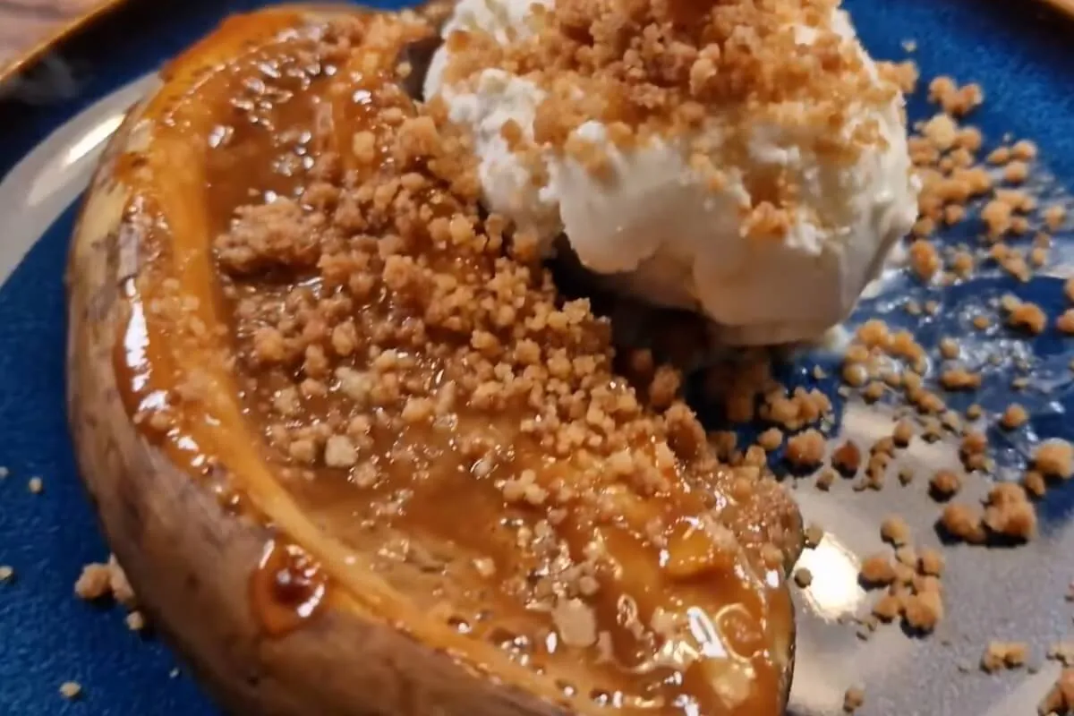 Sobremesa de restaurante com banana assada e doce de leite p