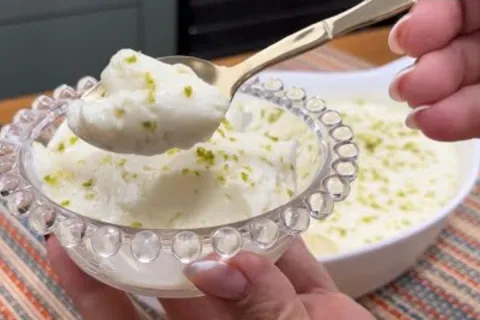 Sobremesa fácil de mousse de limão, que fica incrivelmente c
