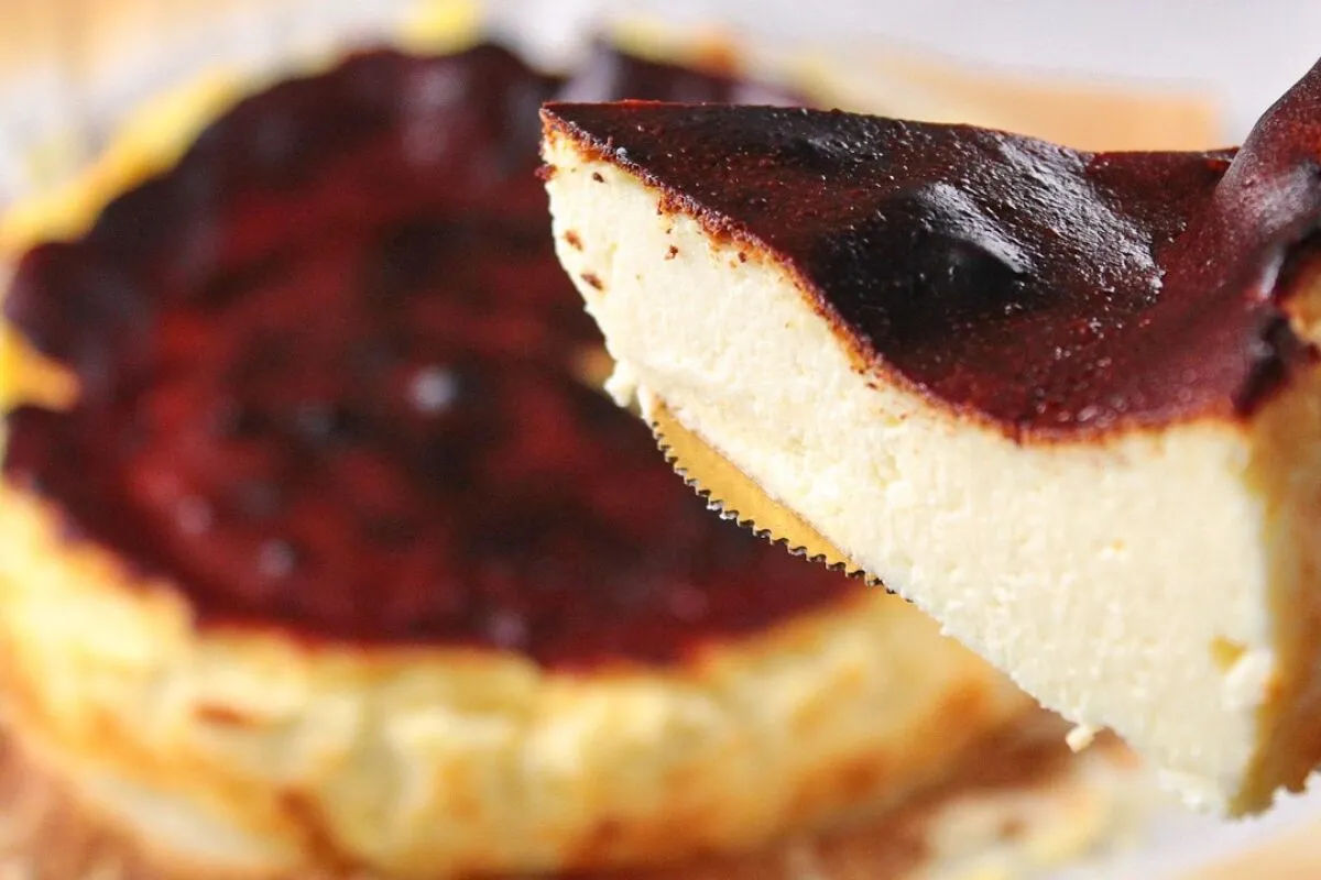 Sobremesa fácil tipo cheesecake basco, que fica incrivelment