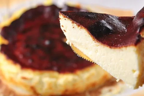 Sobremesa fácil tipo cheesecake basco, que fica incrivelment