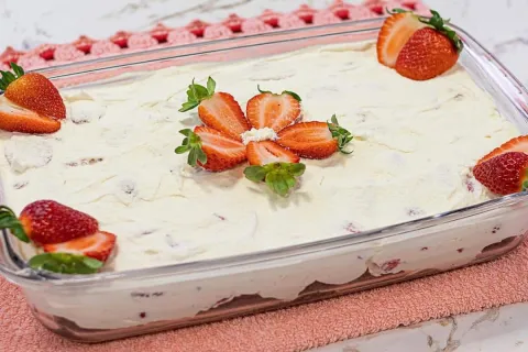 Sobremesa gelada de natal acaba rapidinho de tão gostosa que