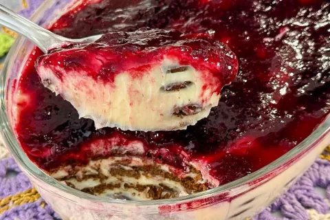 Sobremesa gelada de ninho com morangos, que fica com um visu