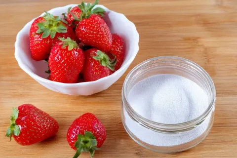 Sobremesa low carb: misture morango com gelatina para ter um