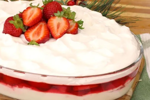 Sobremesa morango na travessa: uma opção simples e encantado