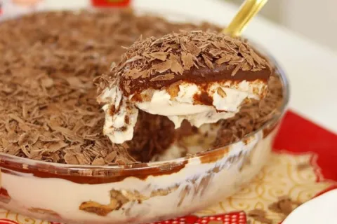 Sobremesa prática, um doce maravilhoso e rápido com poucos i