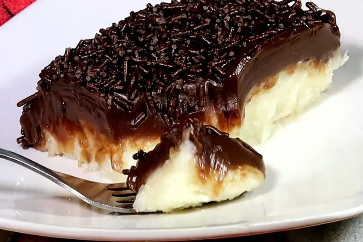 Sobremesa prestígio simples feita com chocolate e coco, um d