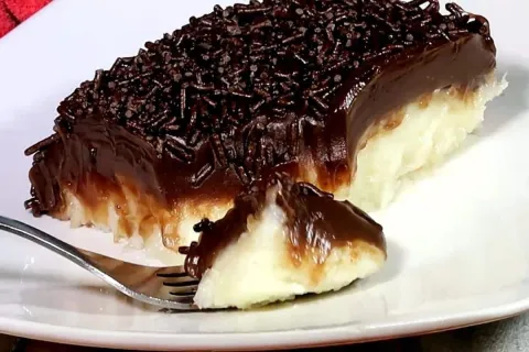 Sobremesa prestígio simples feita com chocolate e coco, um d