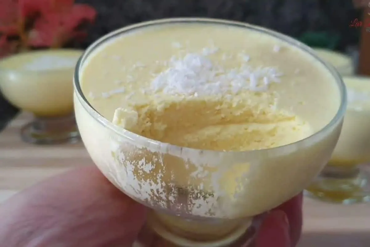 Sobremesa sem leite condensado muito refrescante e cremosa,