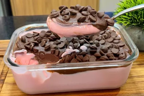 Sobremesa sensação cremosa combinando chocolate com morango 