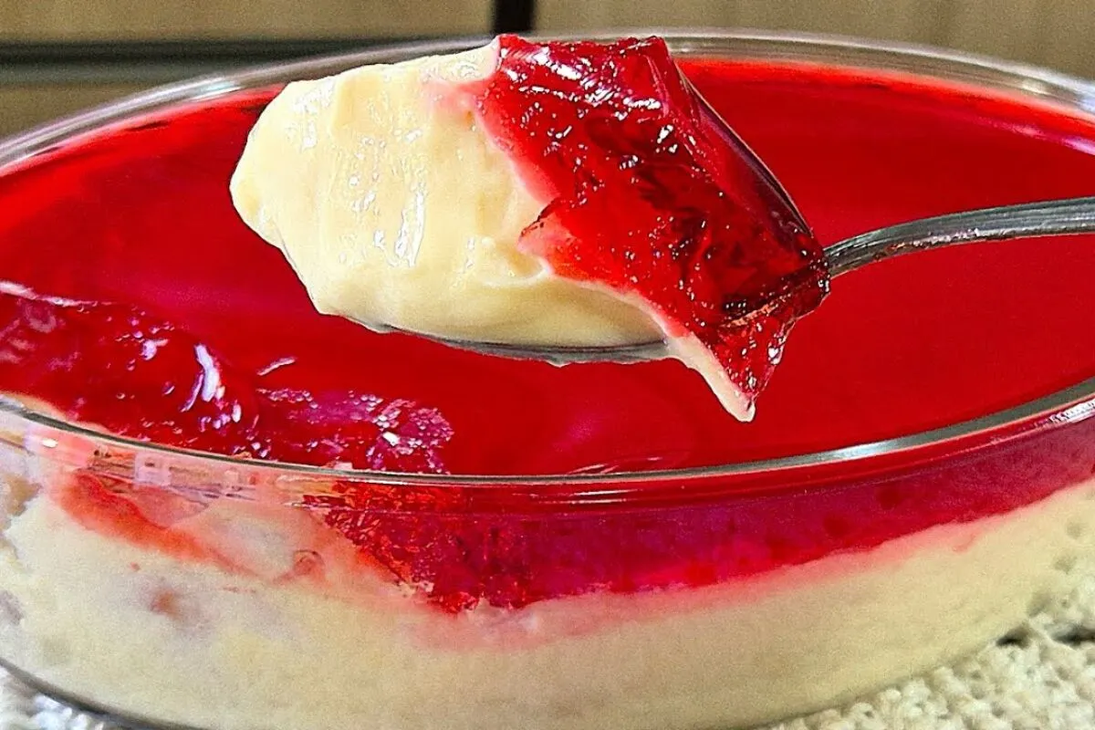 Sobremesa sonho cor de rosa muito saborosa e delicada, com a