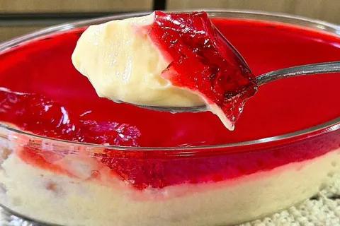 Sobremesa sonho cor de rosa muito saborosa e delicada, com a