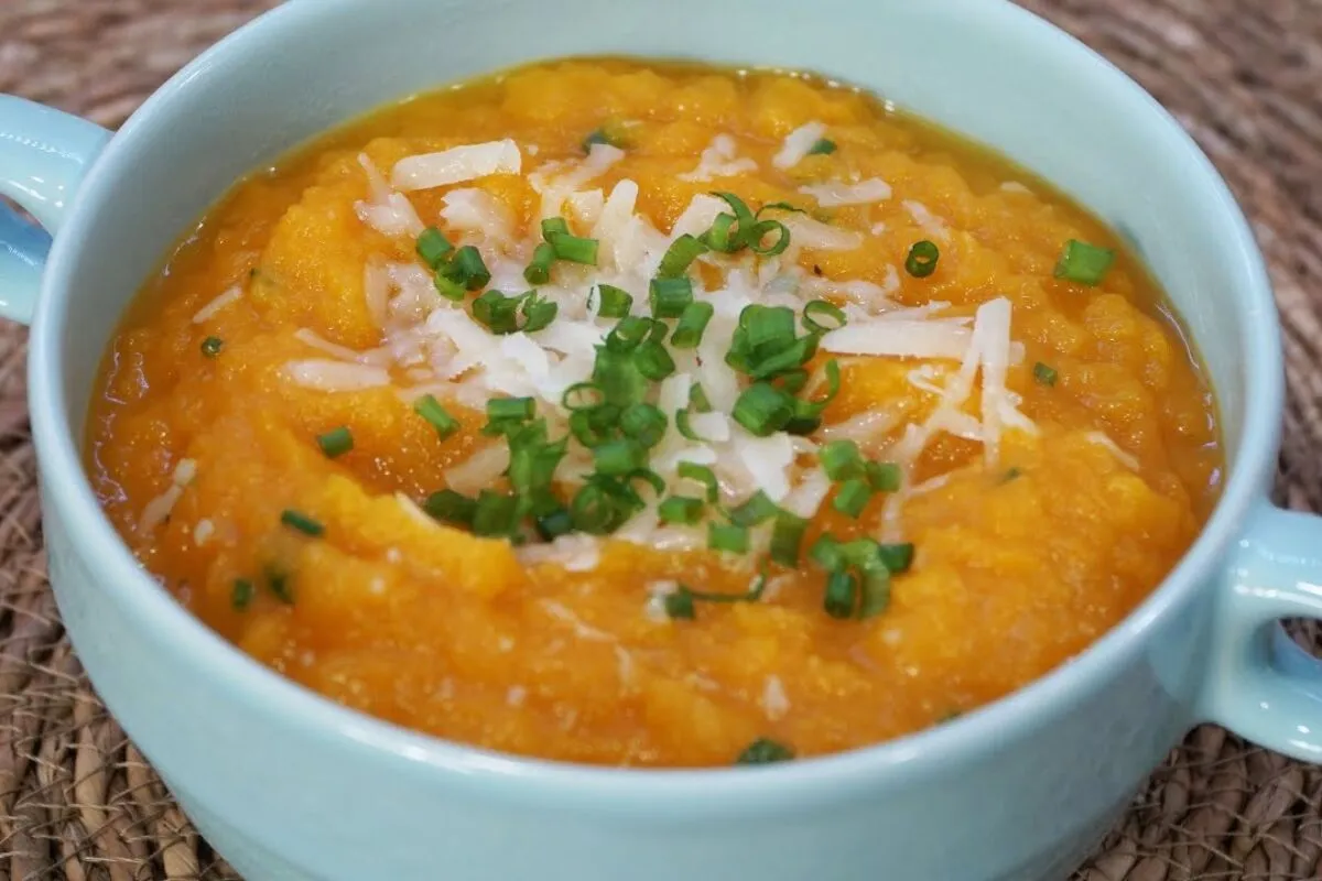 Sopa cremosa de abóbora com queijo e alho-poró bem quentinha