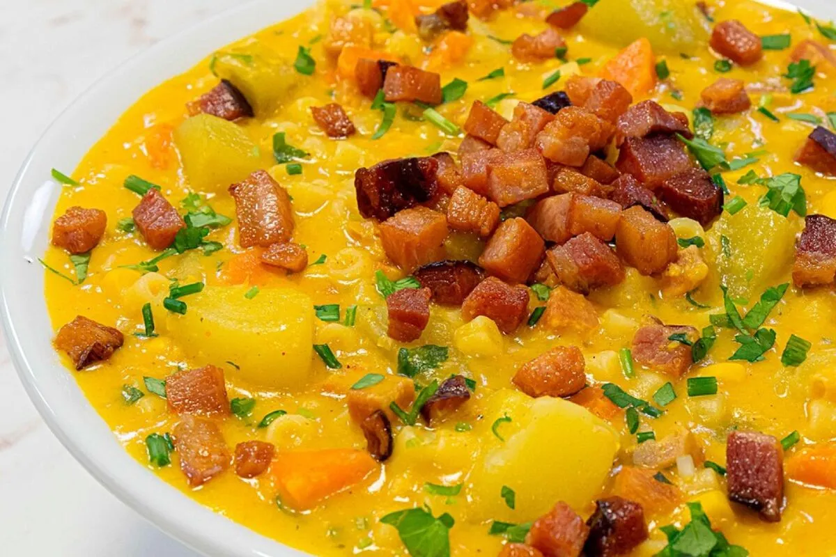 Sopa cremosa de milho de latinha feita com bacon, macarrão e