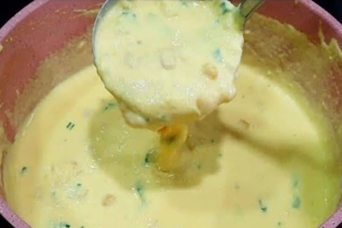 Sopa cremosa de milho quentinha e deliciosa, uma refeição re
