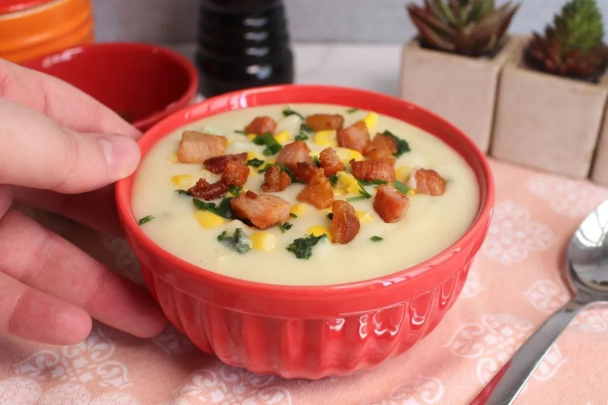 Sopa de batata que leva milho e bacon, é fácil, deliciosa e