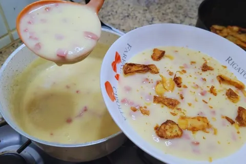 Sopa de batata reconfortante e bem temperada, perfeita para 