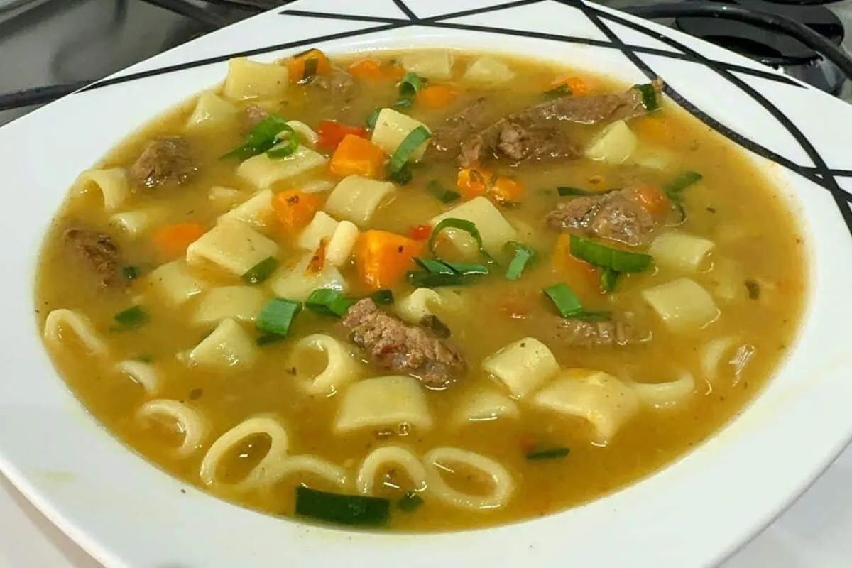 Sopa de carne com creme de batatas: uma opção perfeita para
