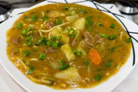 Sopa de carne com legumes e macarrão bem quentinha, nutritiv