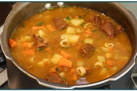 Sopa de carne simples que leva legumes, uma refeição fácil, 