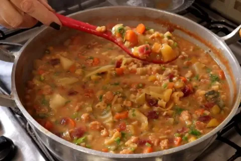 Sopa de feijão com aquele gostinho de comida de mãe, para aq