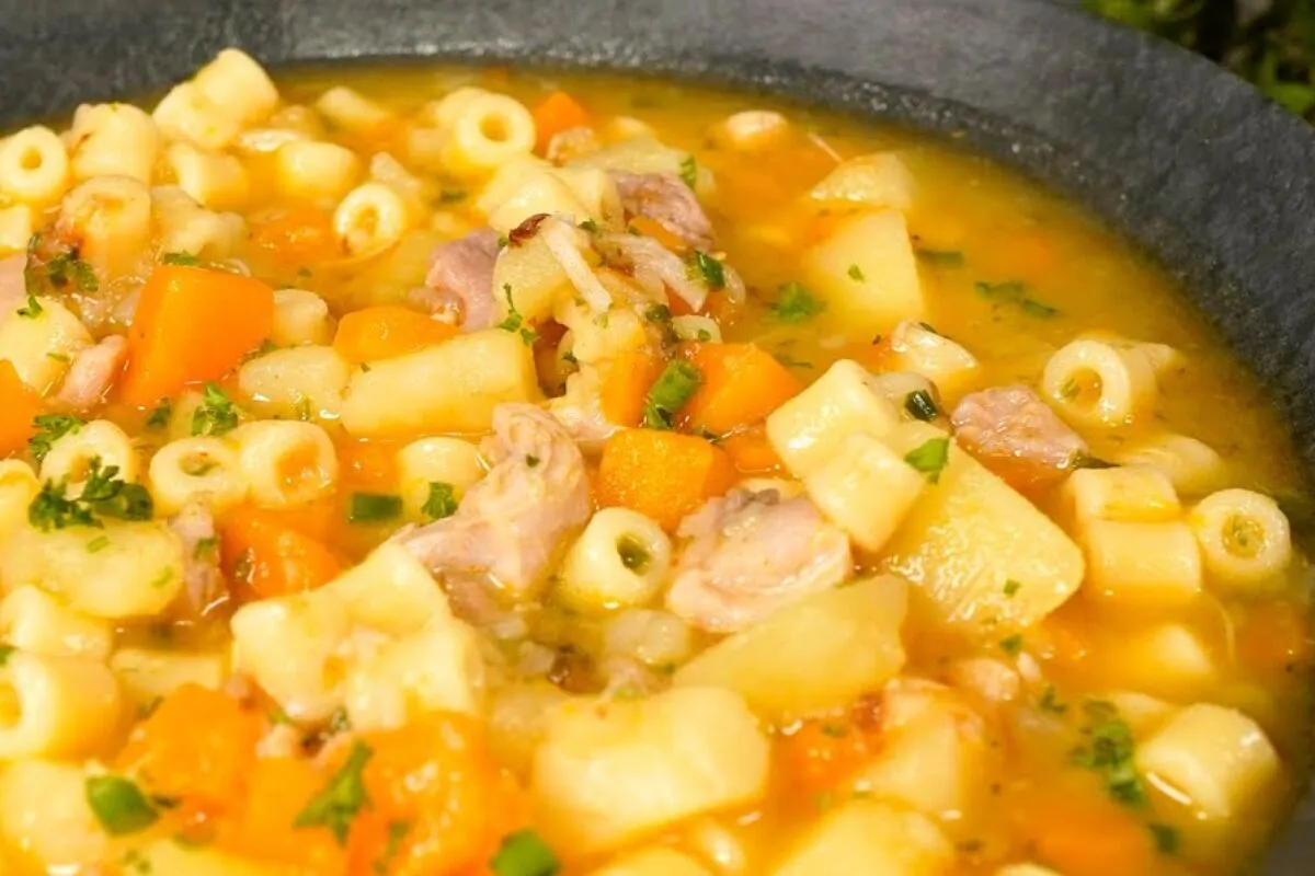 Sopa de frango com legumes, uma opção de refeição rápida e s