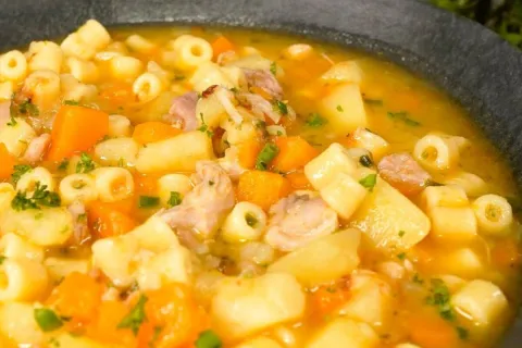 Sopa de frango com legumes, uma opção de refeição rápida e s