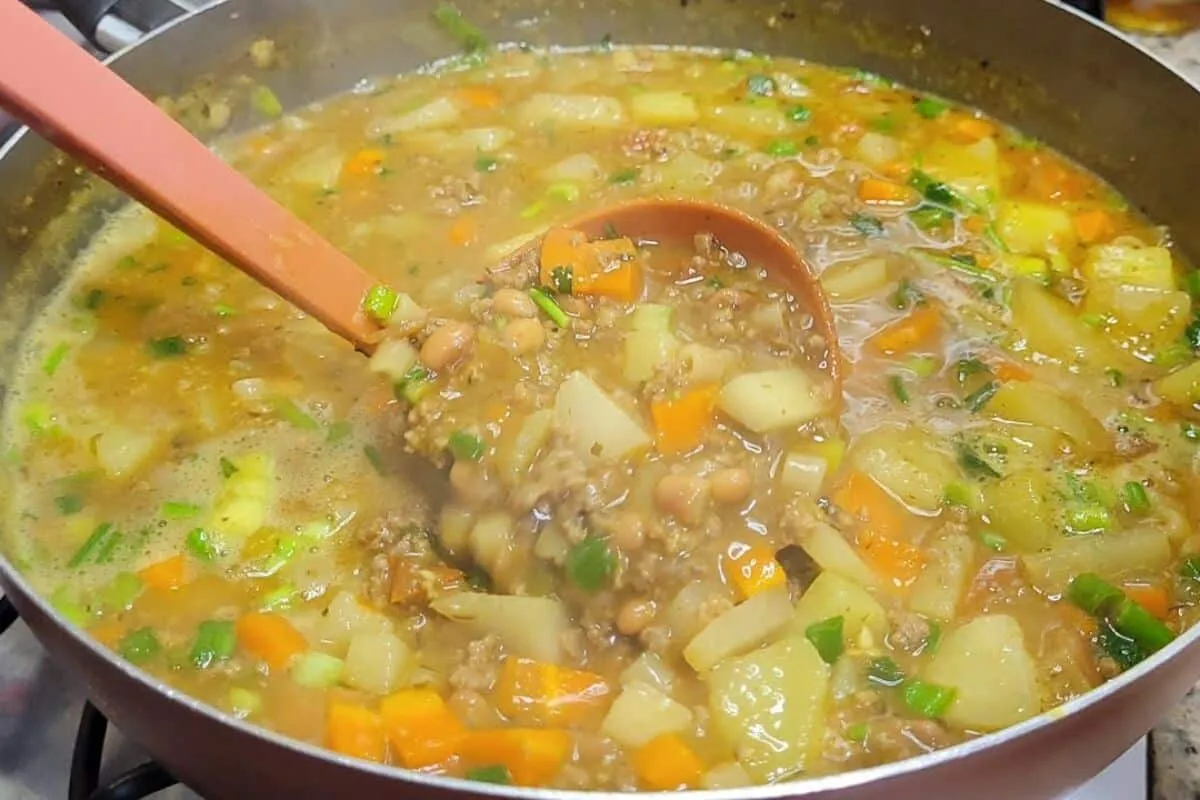 Sopa de legumes com carne, uma refeição completa preparada e