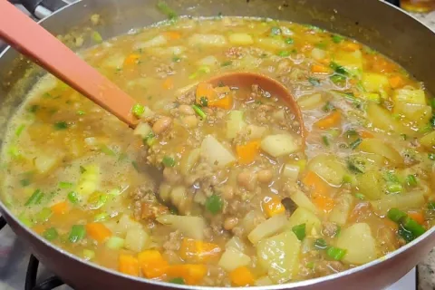 Sopa de legumes com carne, uma refeição completa preparada e