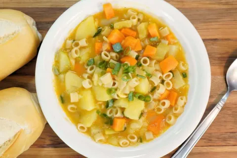 Sopa de legumes nutritiva e reconfortante, que fica pronta r