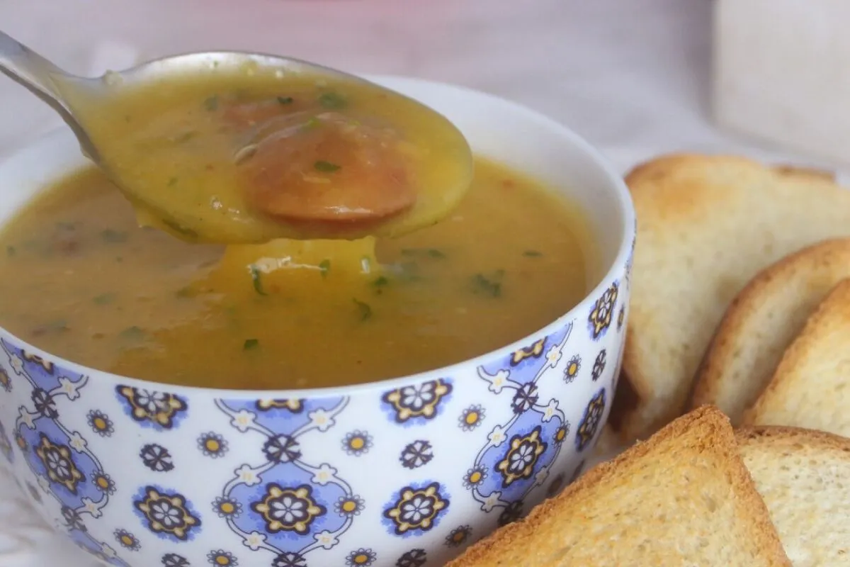 Sopa de mandioca com calabresa, cremosa e perfeita para aque