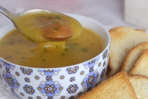 Sopa de mandioca com calabresa, cremosa e perfeita para aque