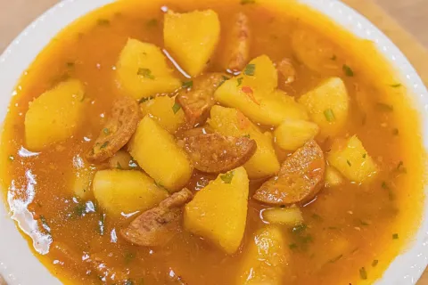 Sopa de mandioca com calabresa, que fica cremosa e deixar a 